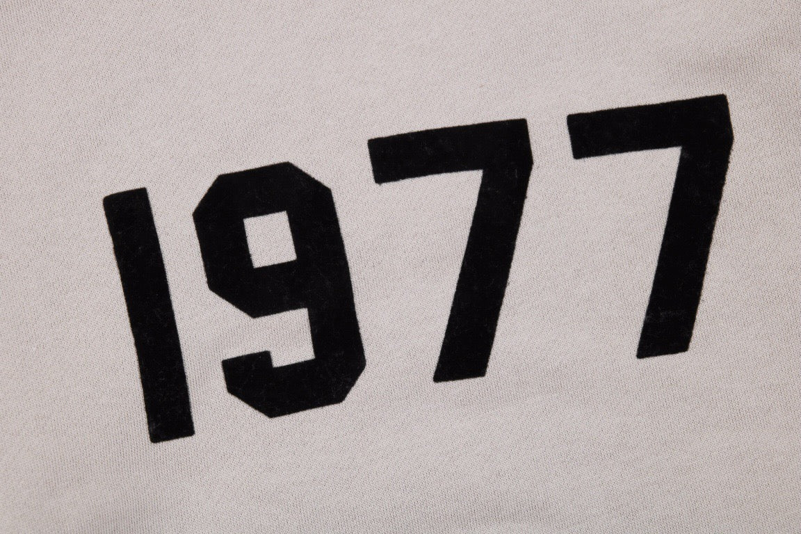 '1977' Heritage Graphic Hoodie – Stone Grey